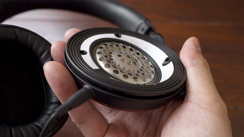 The WP900's driver is deeply angled in the earcup