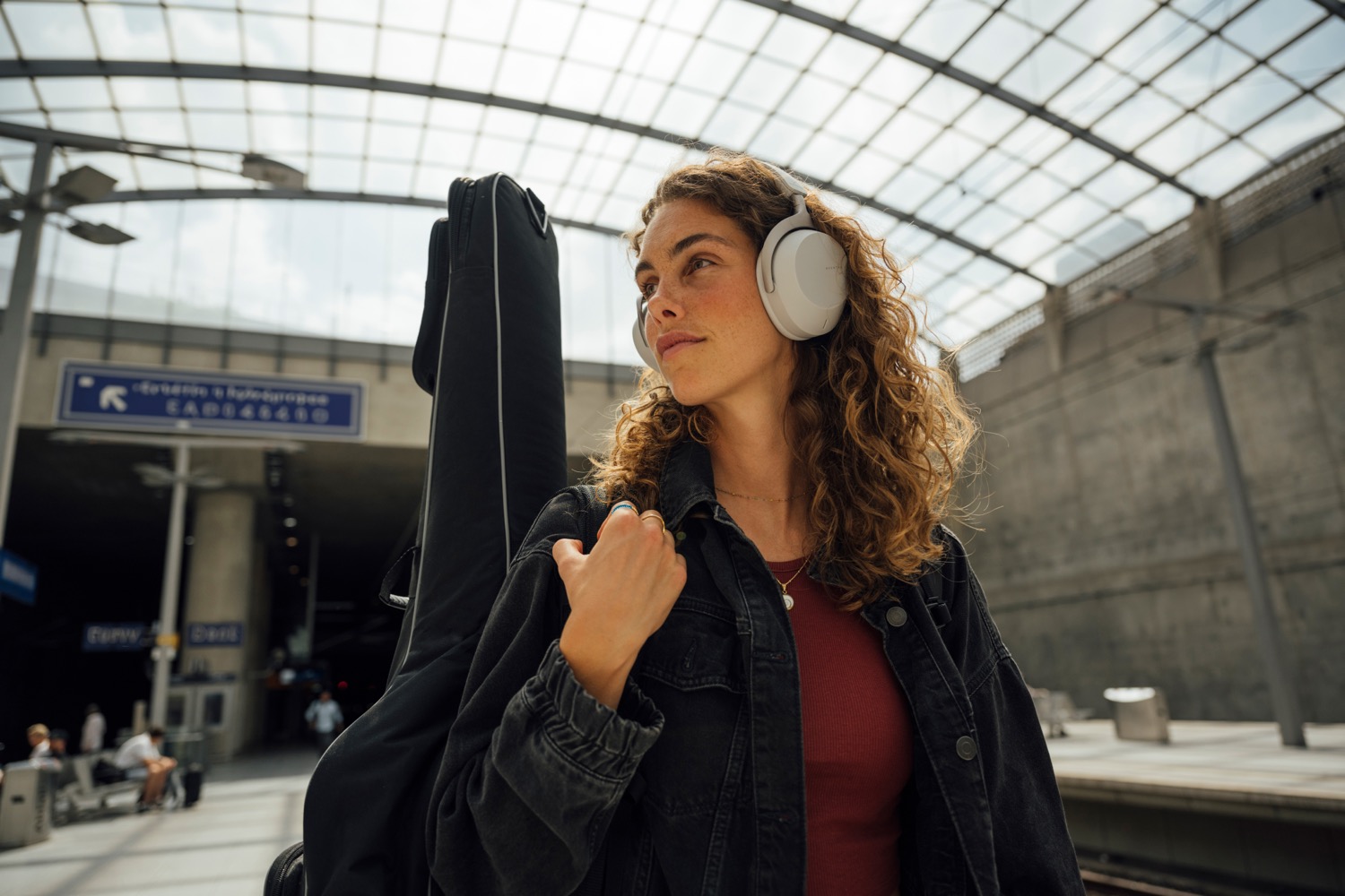 Photo of lady wearing AVENTHO 300 in train station