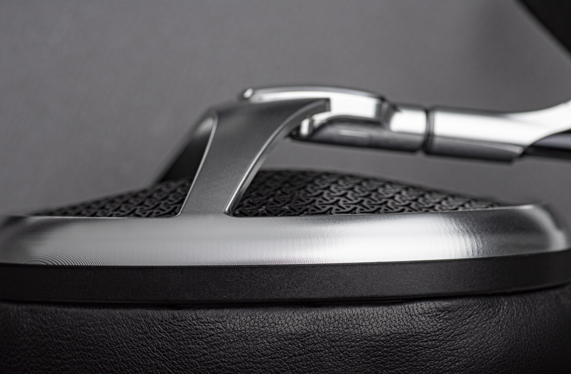 Close up photo of Meze Audio Elite in Aluminium finish