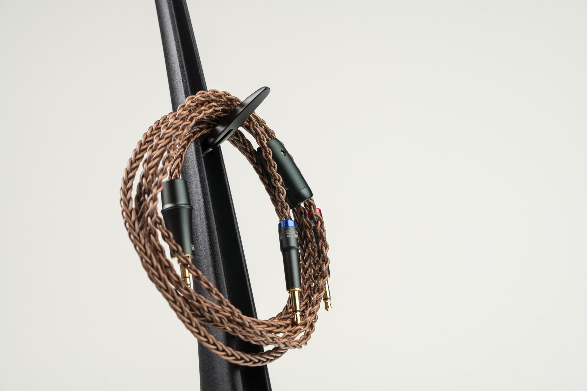 Photo of cable tidy point on Manta headphone stand