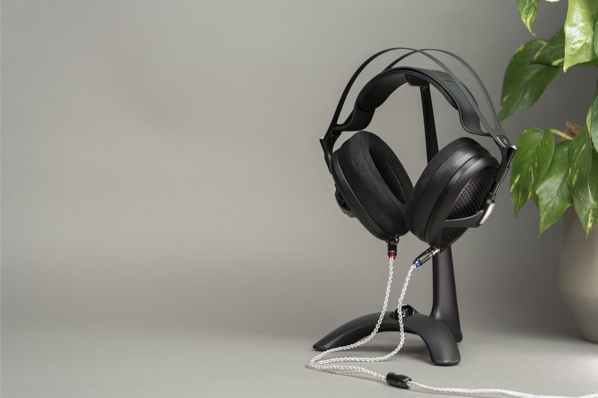 Photo of Meze MANTA headphone stand with EMPYREAN II