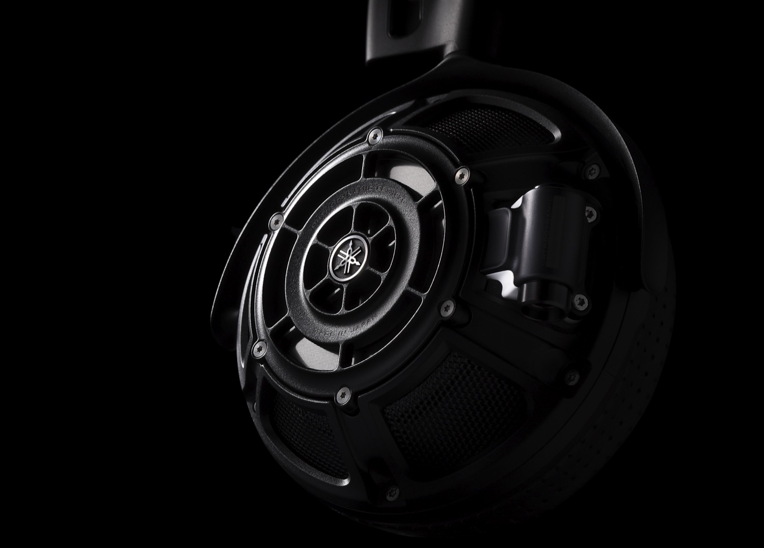 Photo of side of Yamaha YH-4000SE against black background
